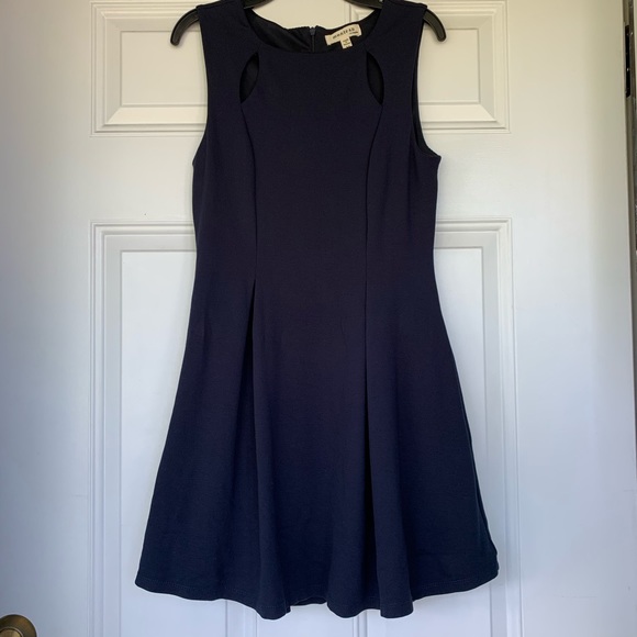 Monteau Dresses & Skirts - Monteau Keyhole Fit & Flare Dress Navy - size Med
